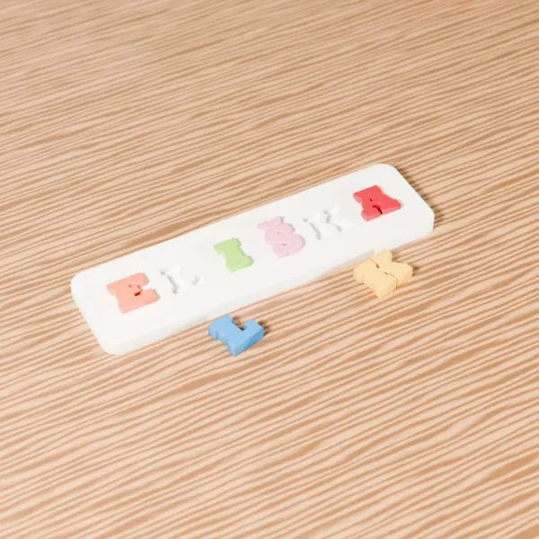Dřevěně barevné puzzle se jménem