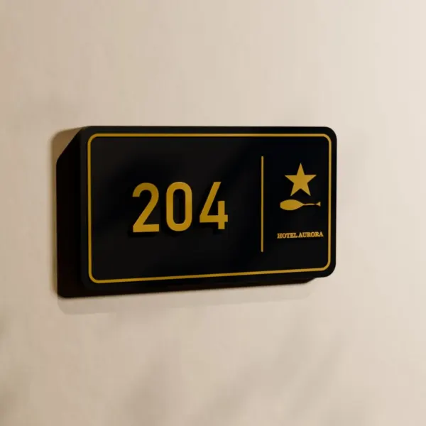 Číslo pokoje na dveře s logem hotelu